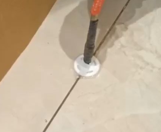 芦溪瓷砖空鼓维修公司专业解答瓷砖在铺贴过程中，如果没有涂抹均匀到位的粘结材料（如水泥砂浆或瓷砖胶），可能会导致以下问题