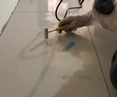 芦溪瓷砖开裂维修公司专业分享瓷砖在铺贴前如果没有沥干水分，将会导致以下问题
